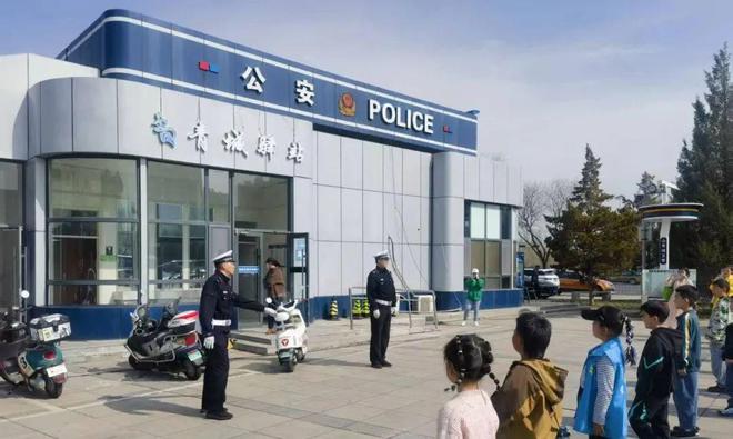 儿童友好丨“小小交警”上岗啦！青城交警带萌娃沉浸式学交规(图4)