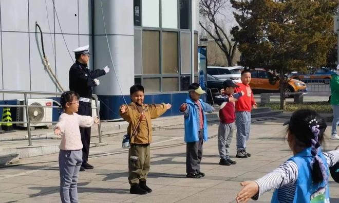 儿童友好丨“小小交警”上岗啦！青城交警带萌娃沉浸式学交规(图3)