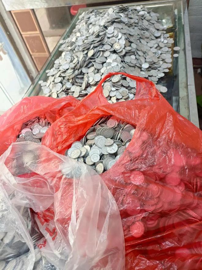 浙江女子家中现金无处存放！重达四吨网友：这钱山能把房子压塌(图6)