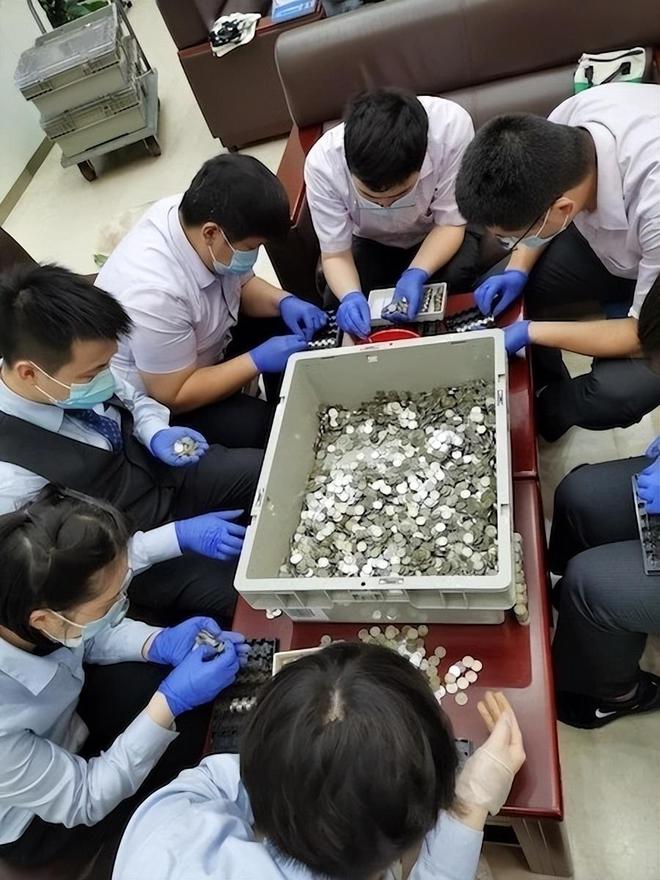 浙江女子家中现金无处存放！重达四吨网友：这钱山能把房子压塌(图14)