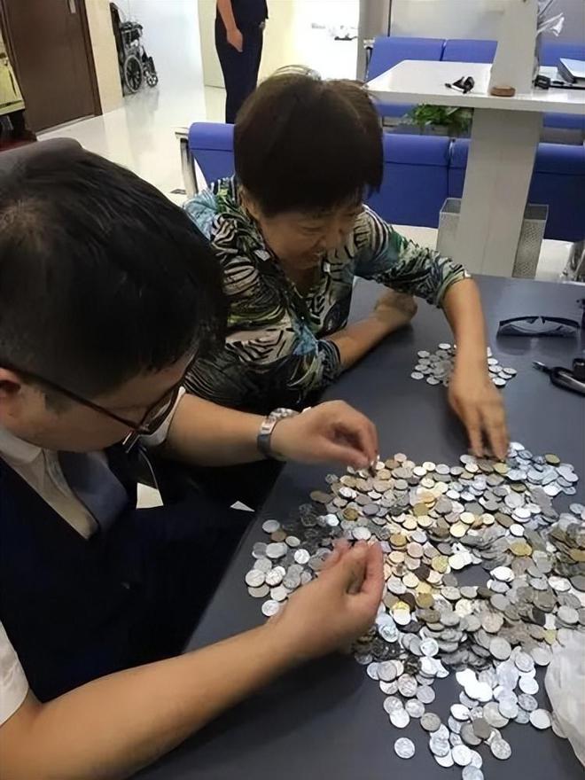 浙江女子家中现金无处存放！重达四吨网友：这钱山能把房子压塌(图13)