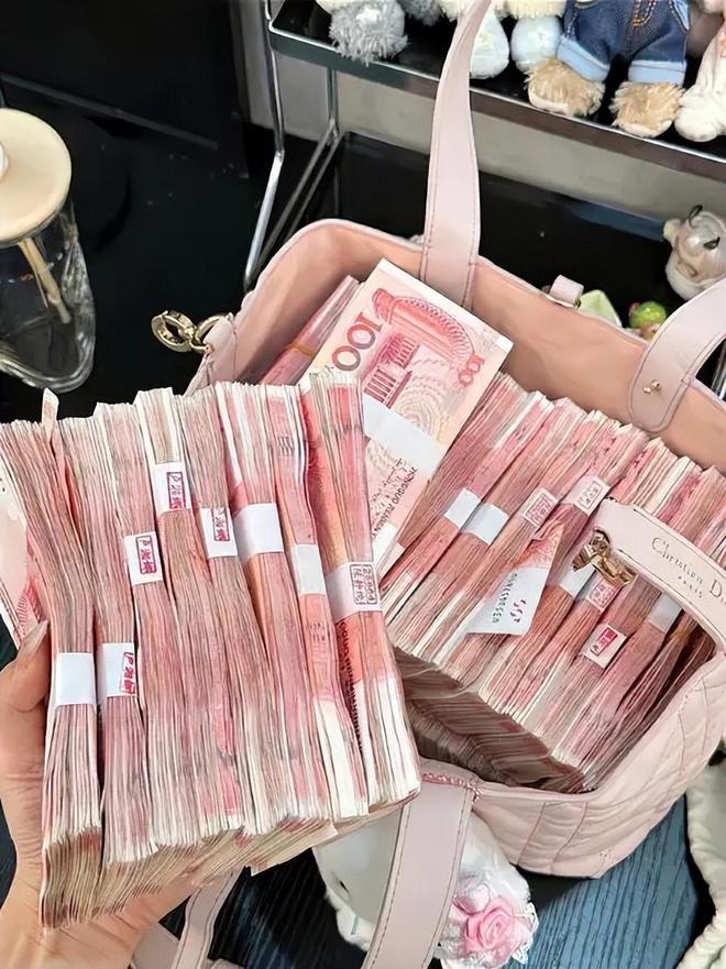 浙江女子家中现金无处存放！重达四吨网友：这钱山能把房子压塌(图16)