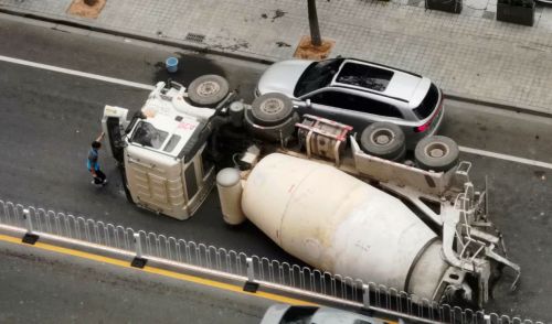 救人获奖！广州搅拌车侧翻美的空调服务工程师上演紧急救援(图1)