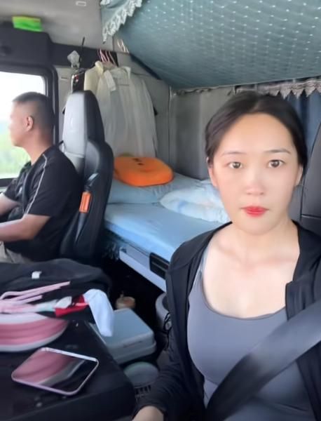 网红货车司机被大量封号后续：过往被扒卡嫂黑丝短裙太辣眼(图2)
