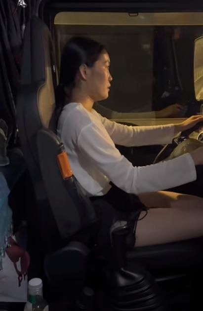 网红货车司机被大量封号后续：过往被扒卡嫂黑丝短裙太辣眼(图3)