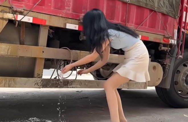 网红货车司机被大量封号后续：过往被扒卡嫂黑丝短裙太辣眼(图4)