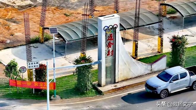 无人机高空拍摄全红婵家的乡村别墅全貌看到全爸正在观看施工(图1)