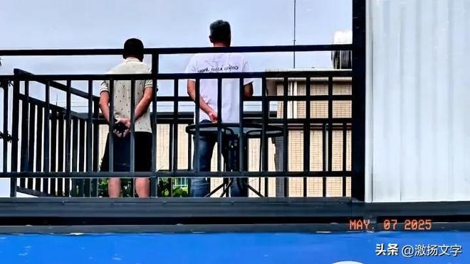 无人机高空拍摄全红婵家的乡村别墅全貌看到全爸正在观看施工(图7)