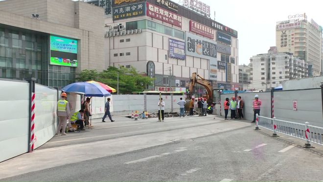 南宁五一星光路口路面凌晨突然塌陷一工程车被困(图1)