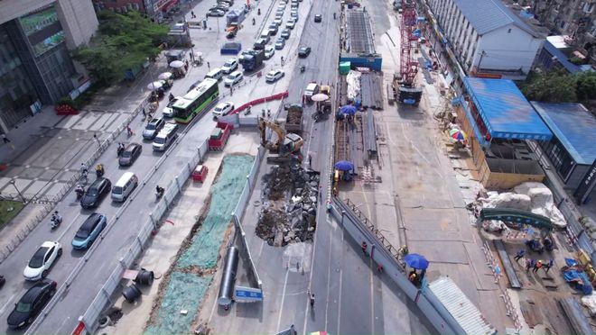 南宁五一星光路口路面凌晨突然塌陷一工程车被困(图4)