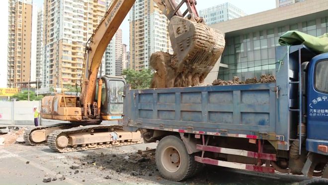 南宁五一星光路口路面凌晨突然塌陷一工程车被困(图2)