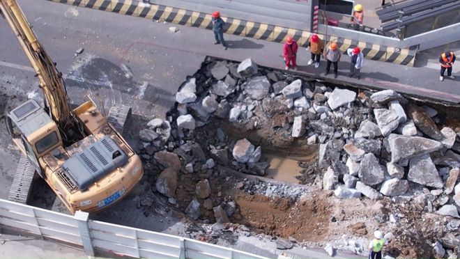 南宁五一星光路口路面凌晨突然塌陷一工程车被困(图3)