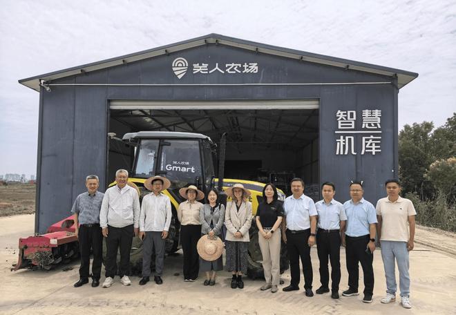 中英联合调研组考察芜湖现代农机基地企业无人农场(图3)