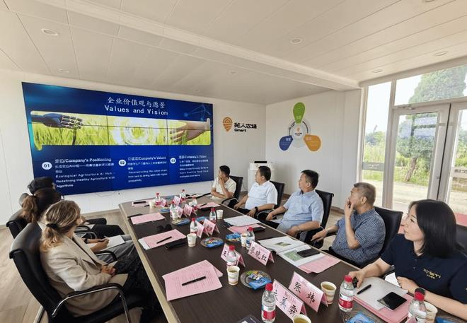 中英联合调研组考察芜湖现代农机基地企业无人农场(图2)