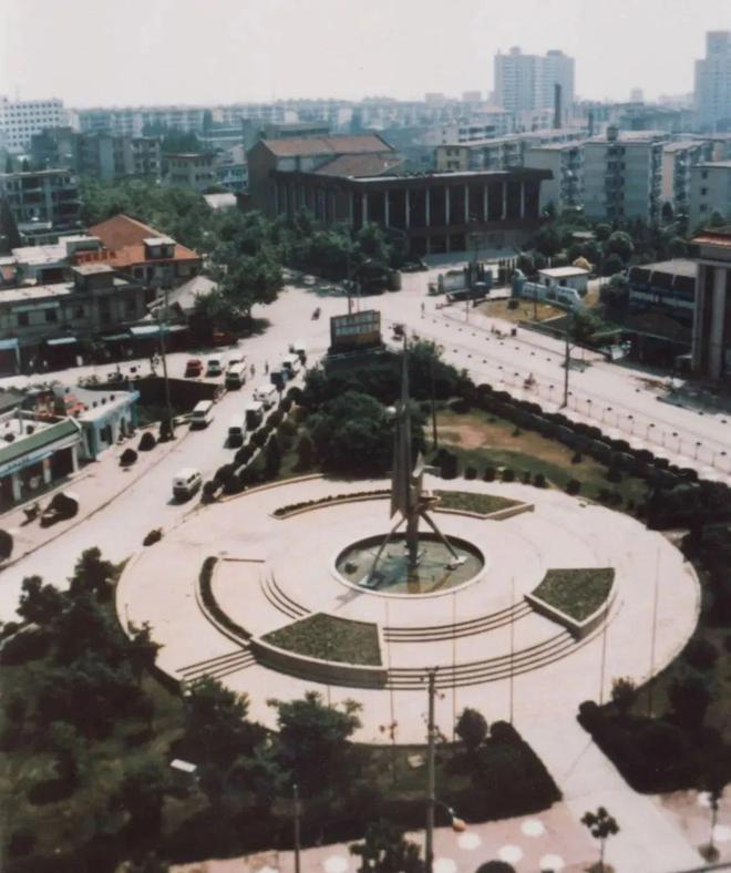 南门桥上核电人拍下第一张合影(图2)