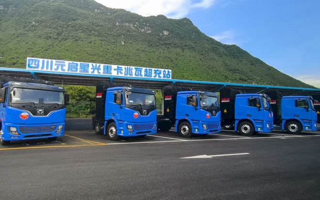 油电同速！新能源重卡冠军领先进入超充时代丨头条(图8)