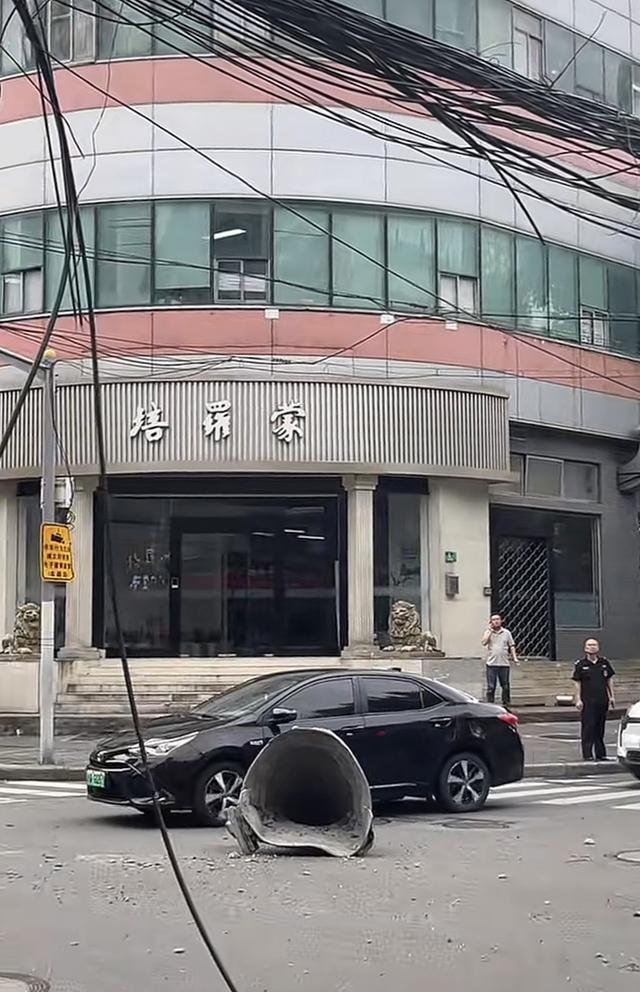 路口架空线垂落影响交通相关部门迅速到场处置