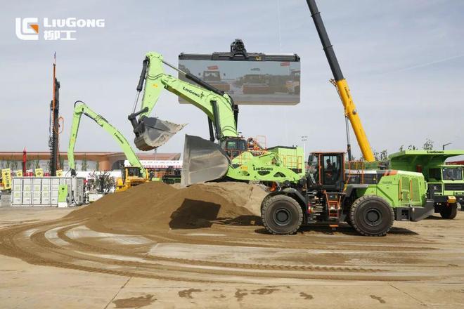 硬核亮相！柳工“源网荷储充”方案赋能绿色转型