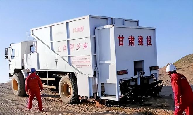 一天“吞”掉40亩沙漠？中国发明的“吞沙巨兽”已在甘肃启用！(图9)