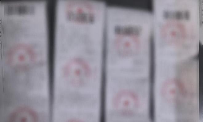 太危险！荆州街头4人同骑一辆共享电单车！(图3)