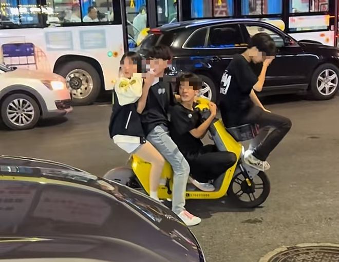 太危险！荆州街头4人同骑一辆共享电单车！