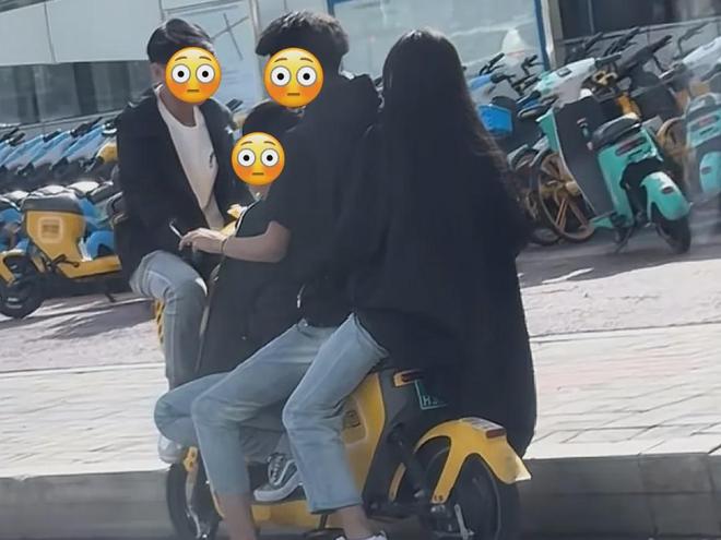 太危险！荆州街头4人同骑一辆共享电单车！(图2)