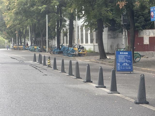 杨浦黎平路：大型车辆占据非机动车道有改善