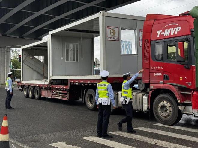 杨浦区开展大型工程车辆交通违法专项整治(图2)