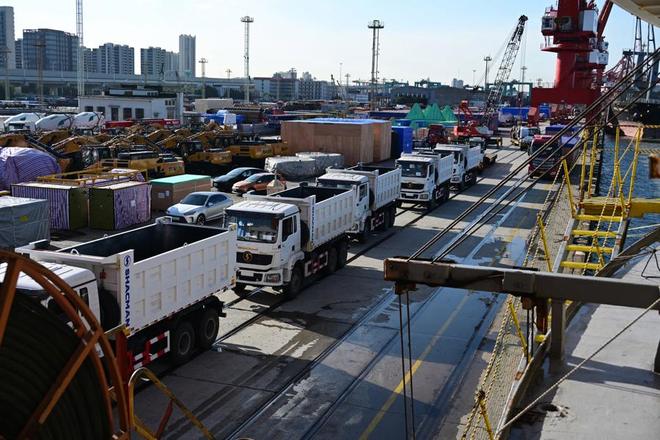 为“中国制造”架设出海绿色通道百余辆国产工程车启航菲律宾