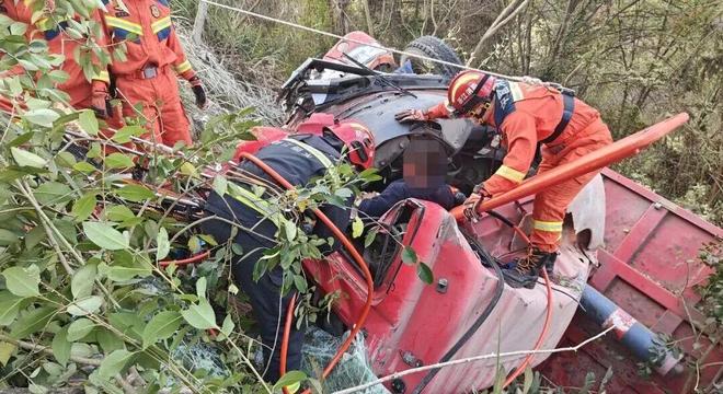 水上乐园附近车辆翻下30米陡坡四轮朝天！