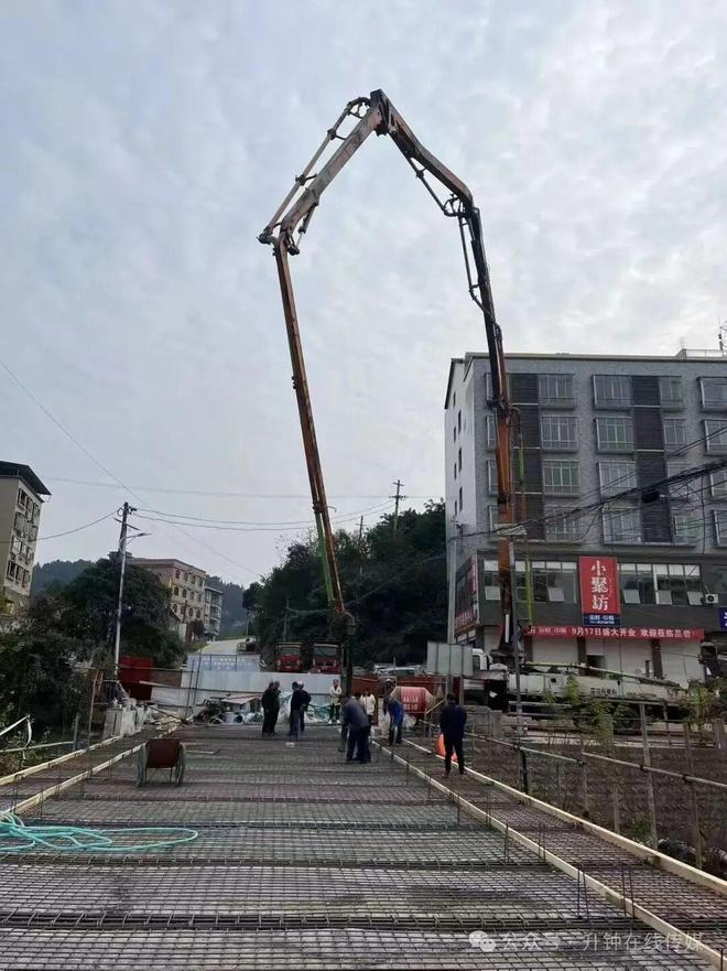 南部升钟镇二郎庙桥浇筑混泥土现场