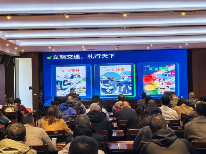 武汉青山交警“送教上门”拧紧城管系统环卫作业车辆“安全阀”