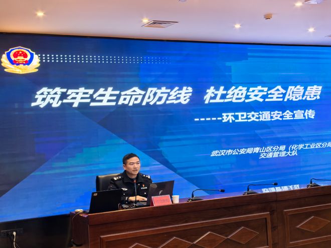 武汉青山交警“送教上门”拧紧城管系统环卫作业车辆“安全阀”(图2)