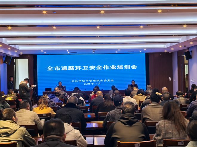 武汉青山交警“送教上门”拧紧城管系统环卫作业车辆“安全阀”(图3)