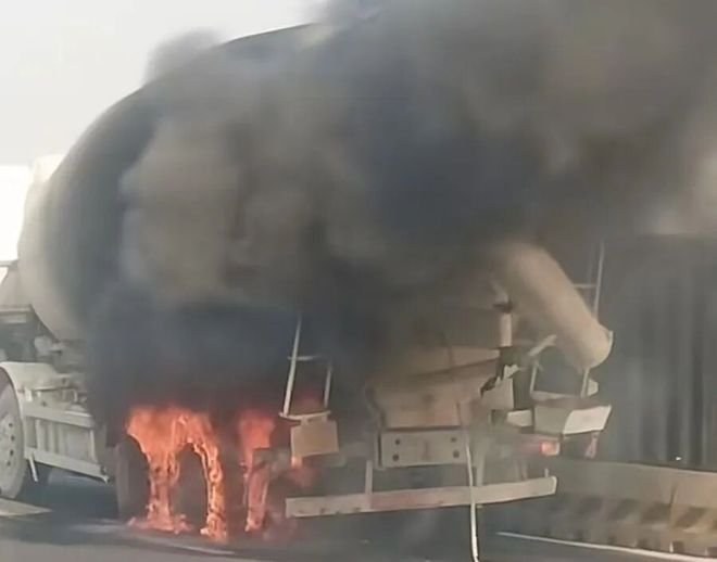 上海高速上一水泥搅拌车着火轮胎燃烧产生大量黑烟！罐体被熏黑！