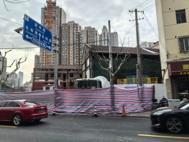 上海一工地发生事故造成2人身亡水泥搅拌车撞塌围墙