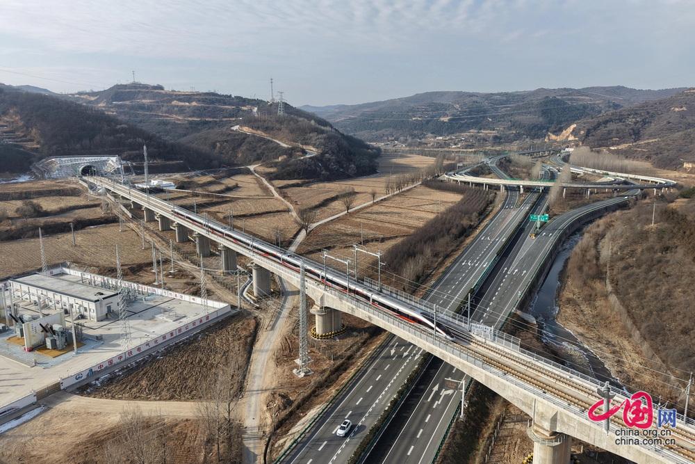 陕北革命老区迈入“高铁时代”中国中铁电气化局参建的西延高铁正式开通运营(图2)