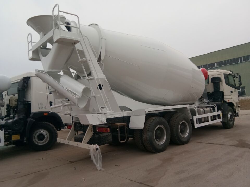 12方水泥搅拌车供应商_福田欧曼12方混凝土搅拌车(图1)