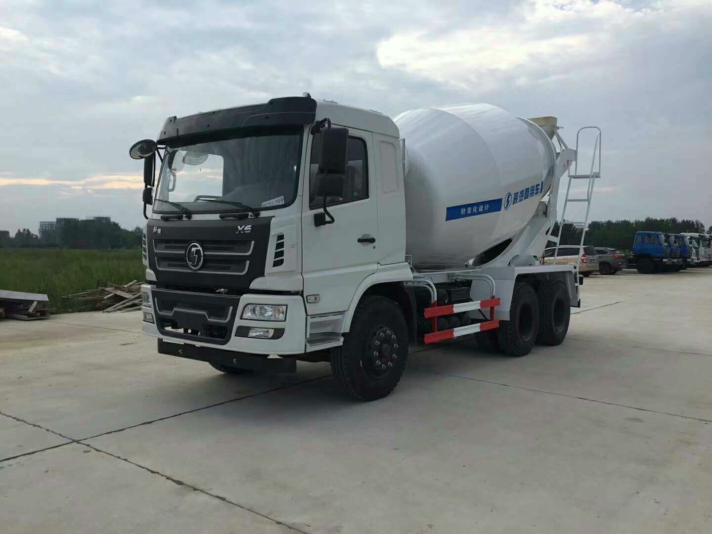 12方水泥搅拌车供应商_福田欧曼12方混凝土搅拌车(图2)