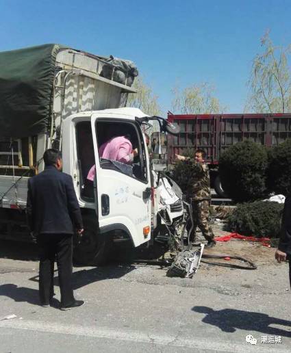 今天运城发生一起大货车私家车相撞司机受伤（内附现场）(图1)