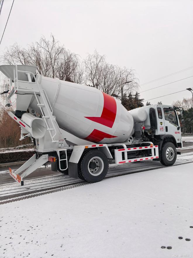 混凝土搅拌车厂家实力推荐：工程建设领域优选方案(图2)