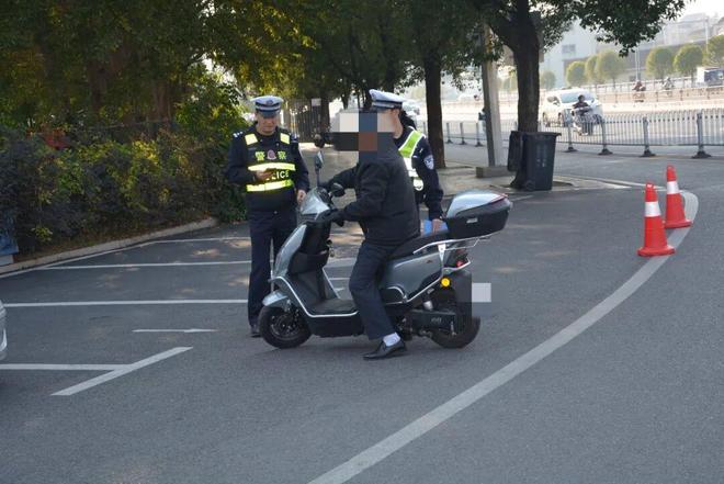 与水泥搅拌车发生碰撞电动车驾驶员未佩戴头盔头部受到猛烈撞击当场死亡(图4)