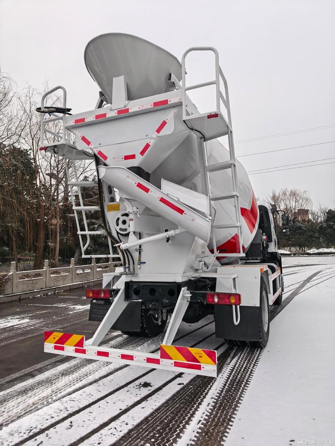 混凝土搅拌车厂家实力盘点：市政建设与矿山运输场景需求(图1)